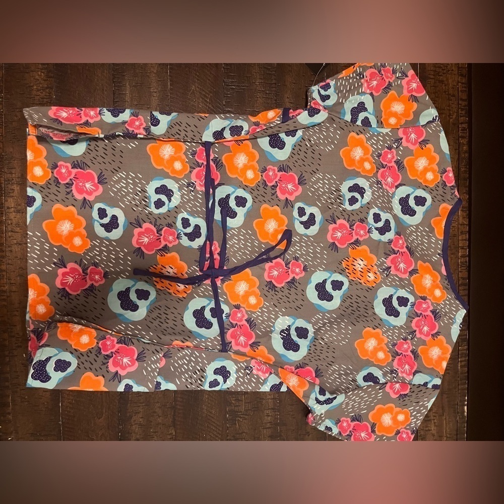 Cassandra O Set of 2 Nurse Scrub Tops M New - Picture 7 of 7